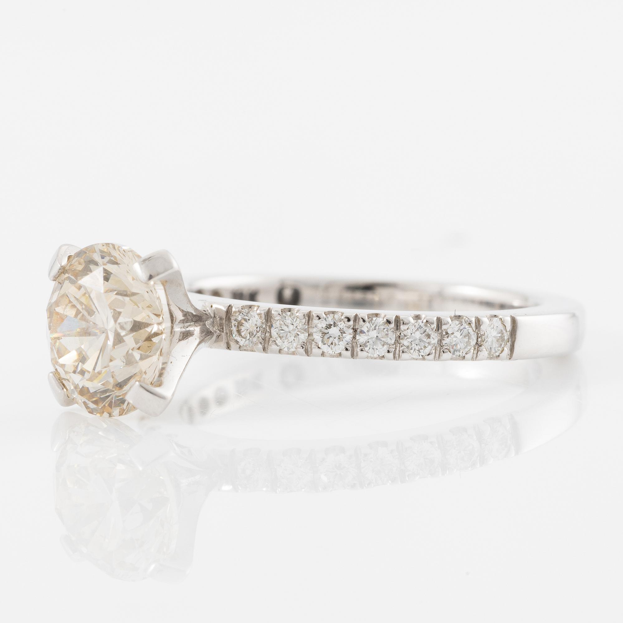 Ring, 18K vitguld med briljantslipad diamant.