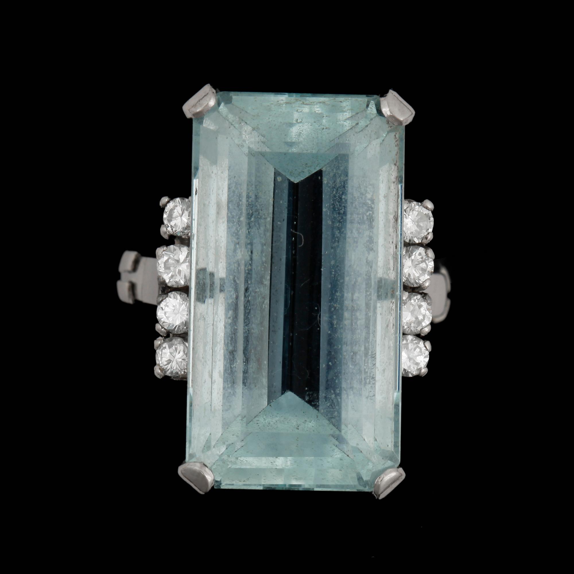 RING, art deco, platina med rektangulär akvamarin samt 8  briljantslipade diamanter tot ca 0,32 ct. Vikt ca 8,1 gram.