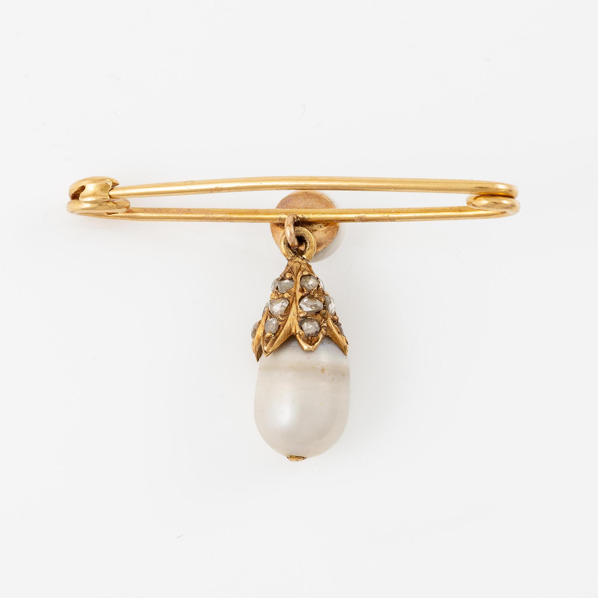 An 18K gold brooch with a drop-shaped pearl.