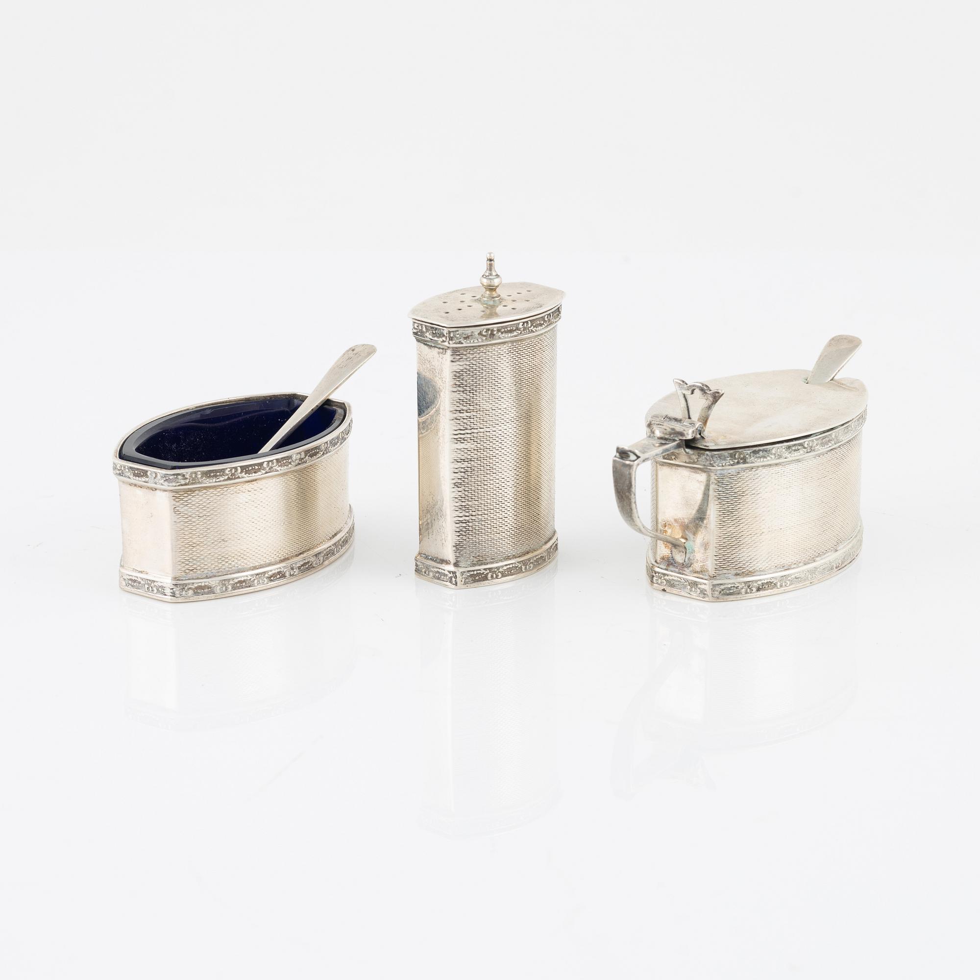 A three piece silver table set, England 1904.