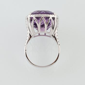 RING, 18K vitguld med briljantslipade diamanter 0.91 ct samt kuddslipad ametist, 18.88 ct. Vikt 12,7 gram.