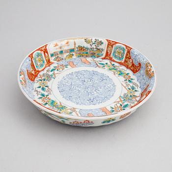 A Japanese porcelain dish, 20th century.