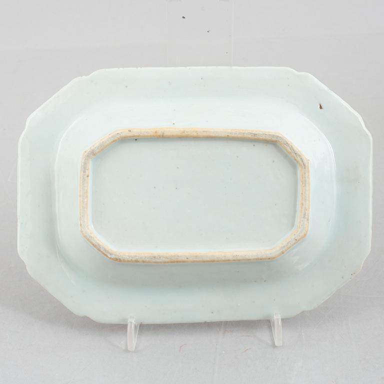 A pair of similar blue and white export porcelain butter dishes with stands and covers, China, Qianlong (1736-95).