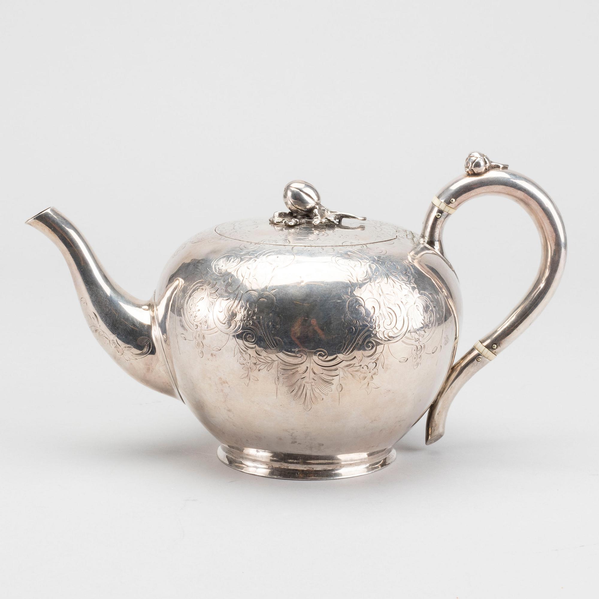 A SILVER TEAPOT LAMBERT COVENTRY St. 1860-1- London.