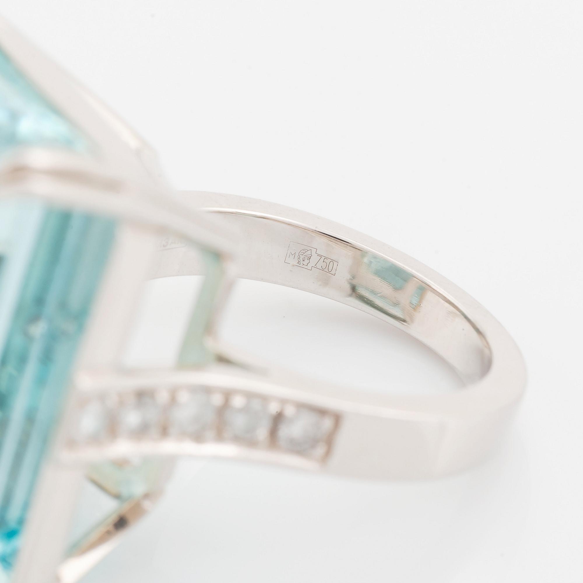 Ring 18K vitguld med en trappslipad akvamarin.