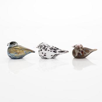 Oiva Toikka, A set of three glass birds 'Small Goldcrest' signed O. Toikka Nuutajärvi.