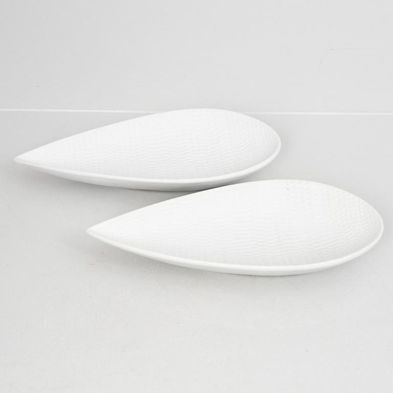 Stig Lindberg, a set of two stoneware vases, and two dish, "Reptil" and a vase "Fjäll", Gustavsberg 1953-63 and 1960-61.