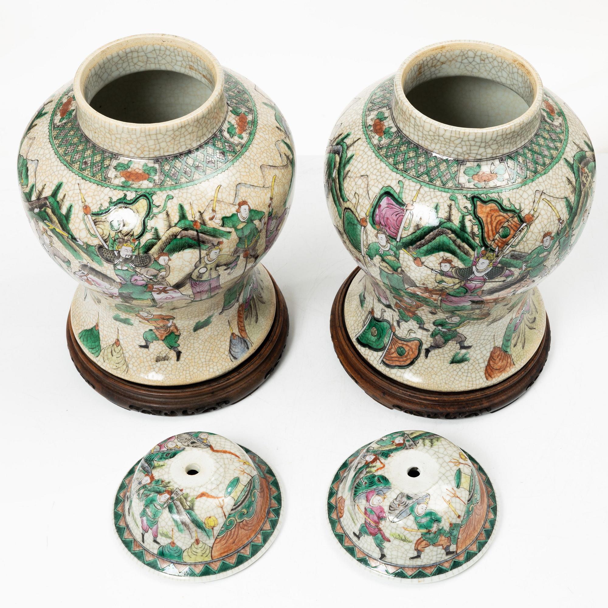 Urnor, ett par, Kina, Qingdynastis slut/omkring år 1900.