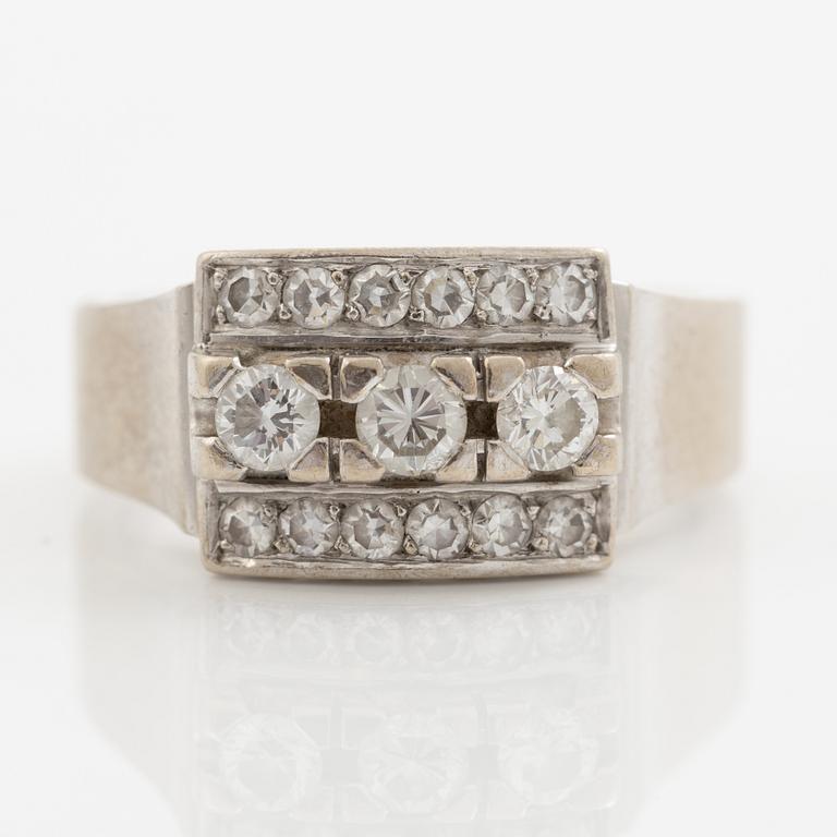 Ring, 18K vitguld med briljantslipade och åttkantslipade diamanter, totalt 0.57 ct enligt gravyr.