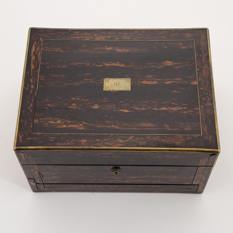 Reseschatull, silver, England, 1860-tal.