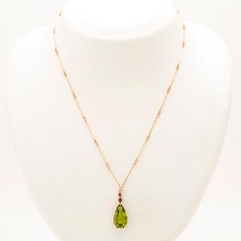 Ateljé Stigbert, necklace in 18K gold with a pear-shaped peridot and faceted rubies, Heribert Engelbert Stockholm 1948.