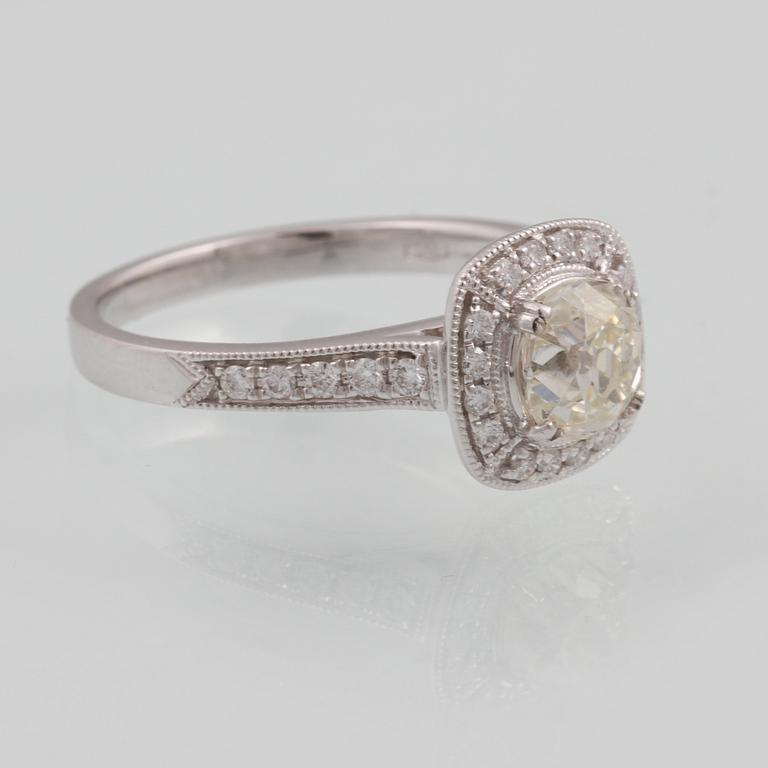 RING, 18K vitguld med äldre briljantslipad diamant ca 1.01 ct samt små briljantslipade diamanter ca 0.26 ct. Vikt 4,2 g.