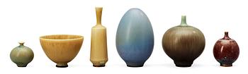 704. A Berndt Friberg stoneware miniature bowl and four miniature vases, Gustavsberg Studio 1960´s.
