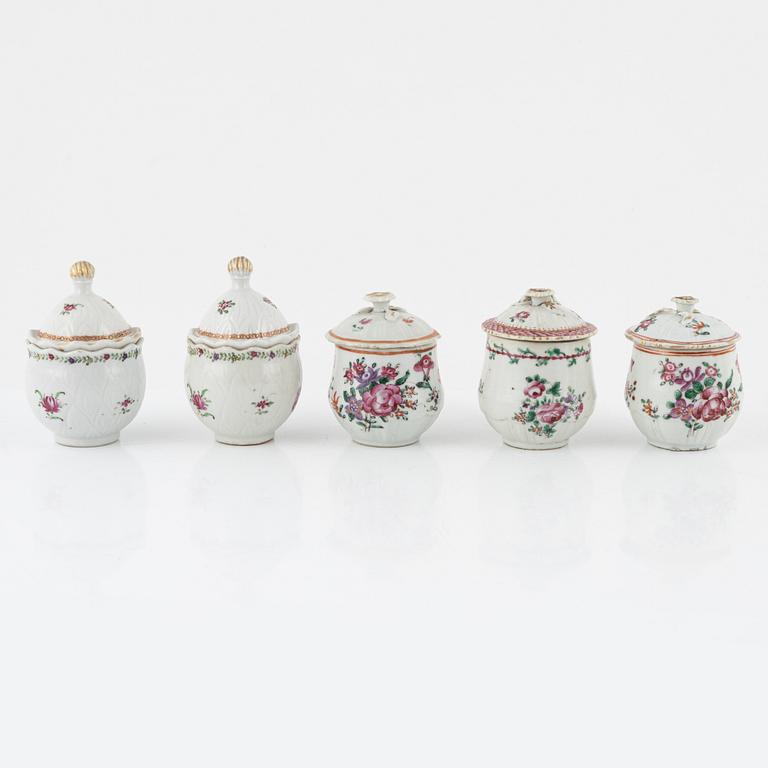 A matched set of 6 Chinese Export custard cups with covers and a cup, Qing dynasty, 18th Century.