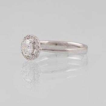 RING, 18K vitguld med briljantslipad diamant ca 0.52 ct. Vikt 3,1 gram.