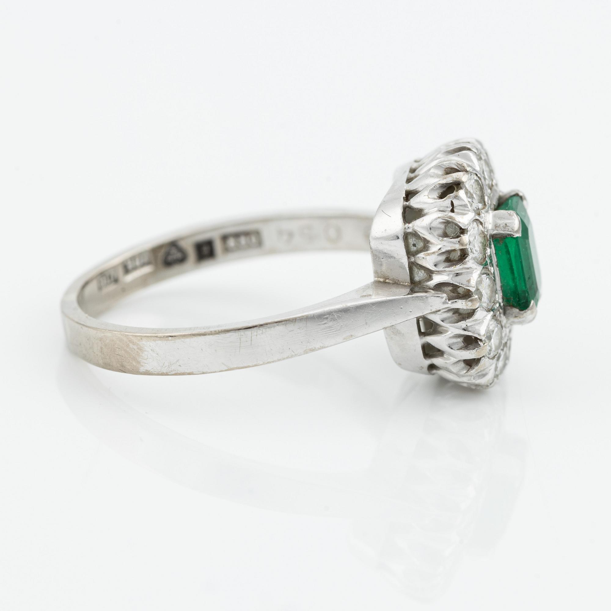 Ring, 18K vitguld med smaragd samt briljantslipade diamanter.