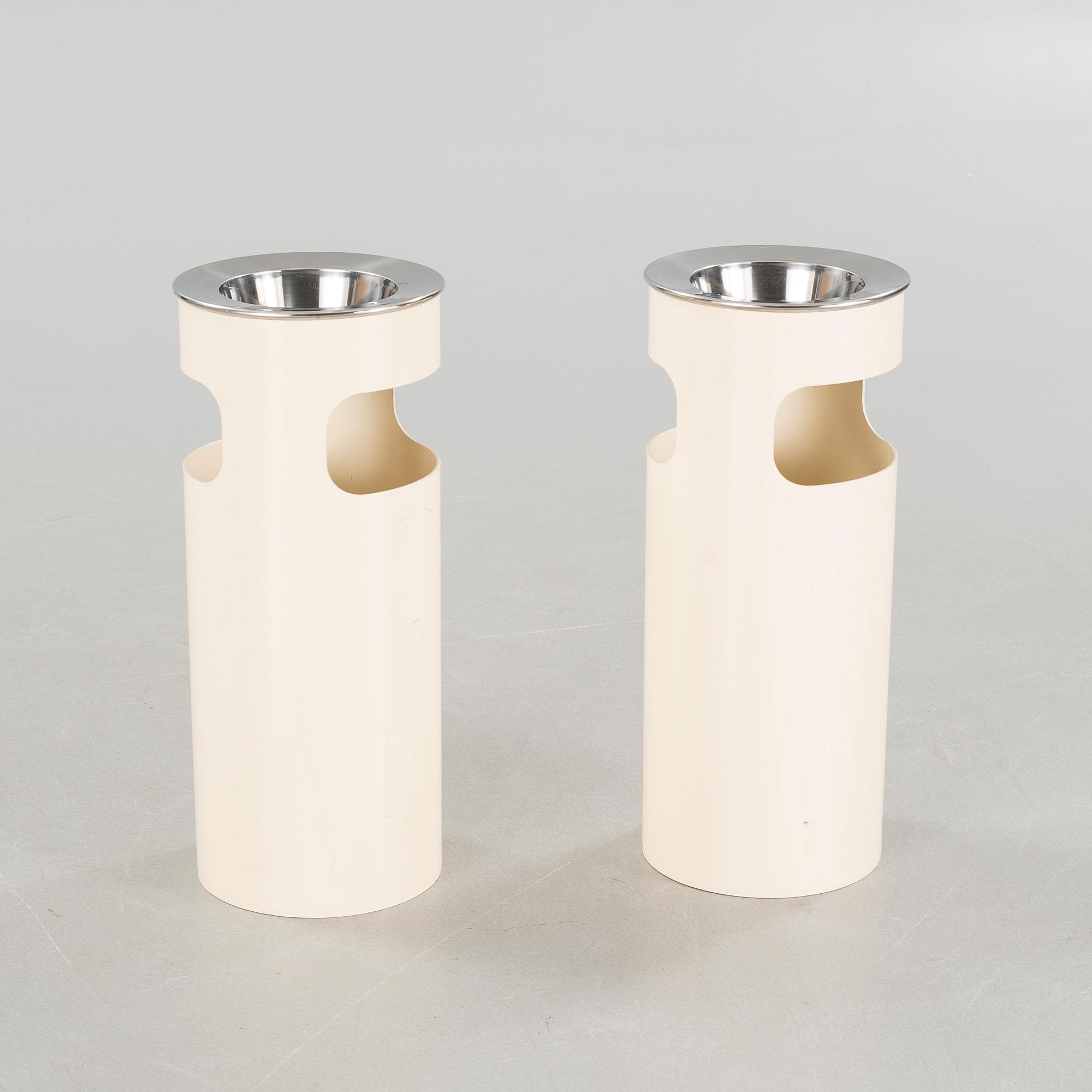 A pair of trash cans with ash trays, designed by G. Colombini for Kartell, 20th cenutry.
