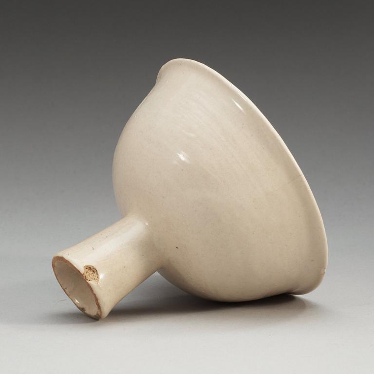 A white glazed stemcup, Yuan (1271-1368)/Ming dynasty (1368-1644).