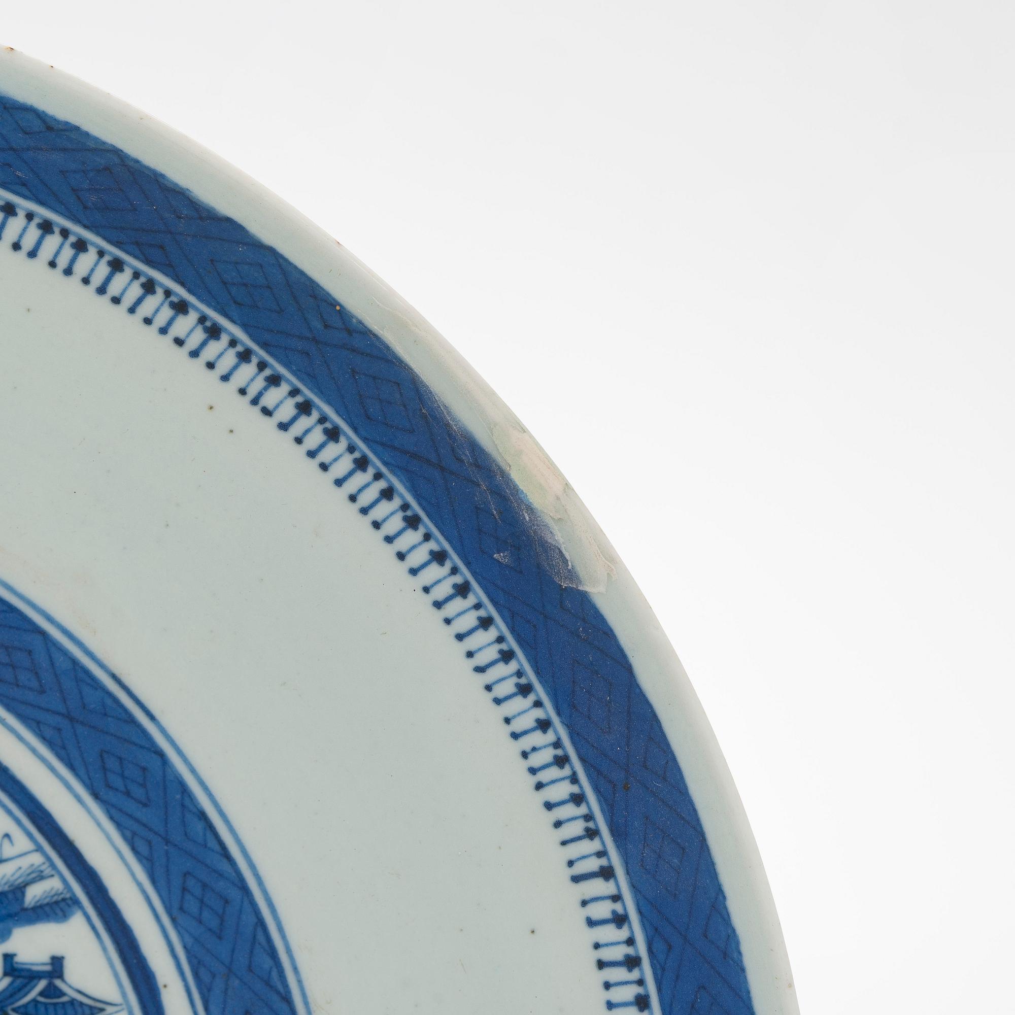 A large blue and white porcelain dish and a bowl. China, late Qing dynasty.