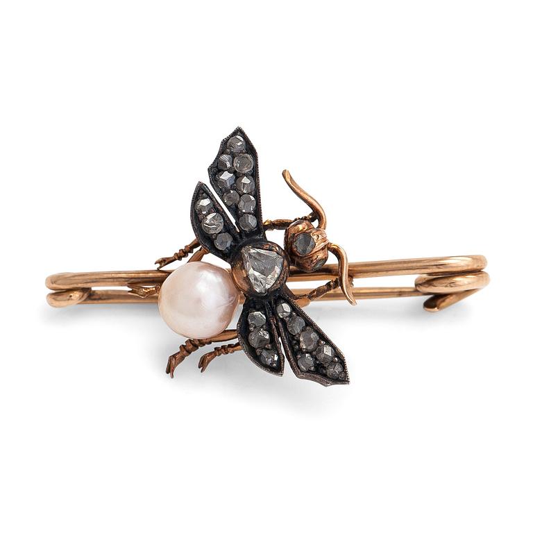 Brooch in the shape of a fly, 14Kgold with rose-cut diamonds and cultured pearl. Russia, Early 20th-century.
