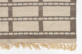 A machine-woven carpet (so-called double-woven), approx. 284 x 202 cm.