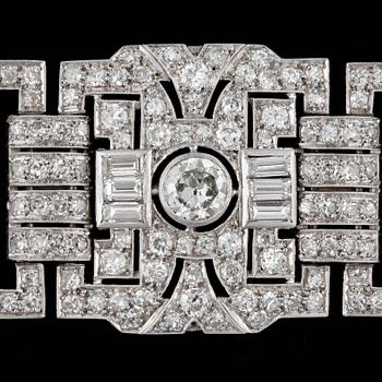 870. An Art Déco bracelet with old-cut and brilliant-cut diamonds total carat weight circa 18.00 cts.