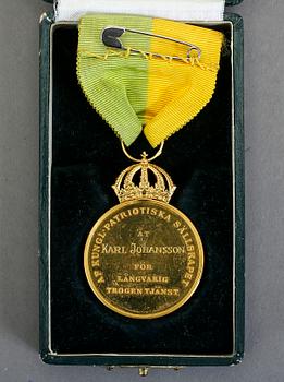 MEDALJ, 18k guld. Kungliga patriotiska Sällskapet, 1955. Vikt ca 25g.