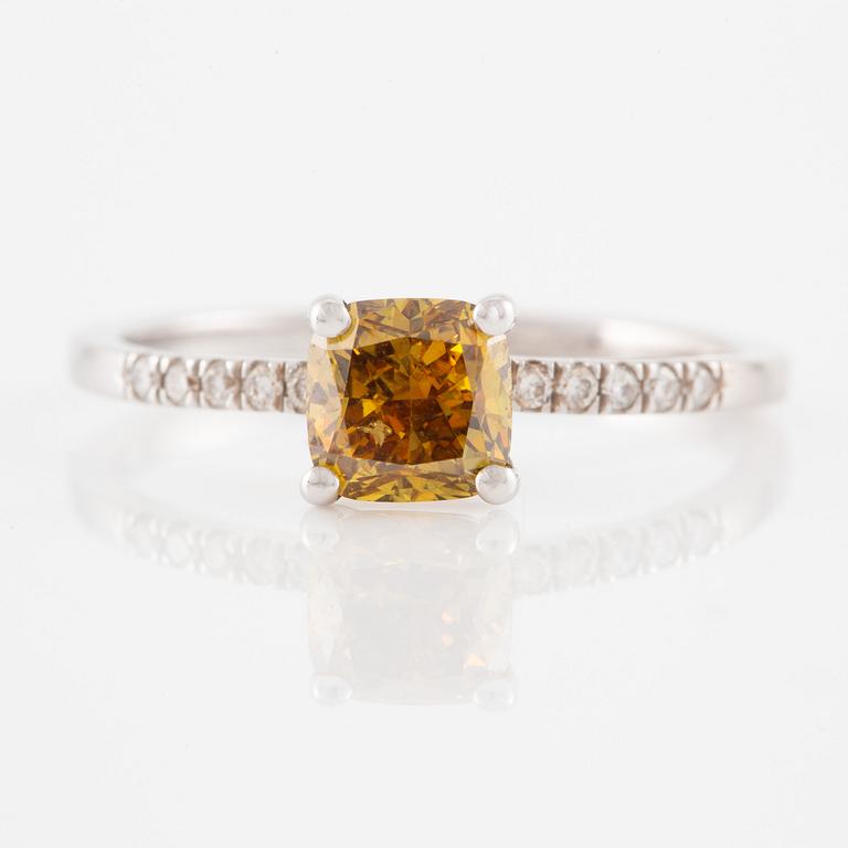 Ring 18K vitguld med cushionslipad gulorange diamant 1.02 ct,.
