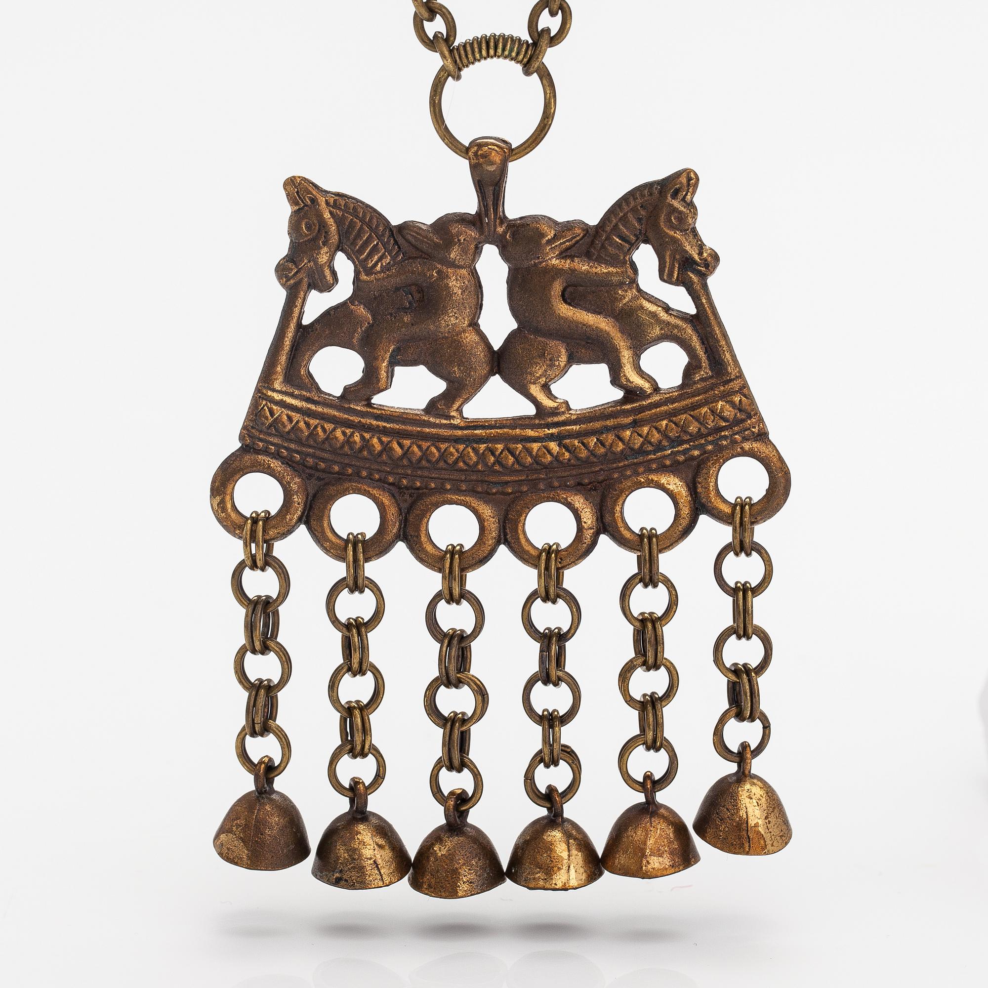 Halsband "Två ryttare", modell 75, brons. Kalevala Koru, Helsingfors.