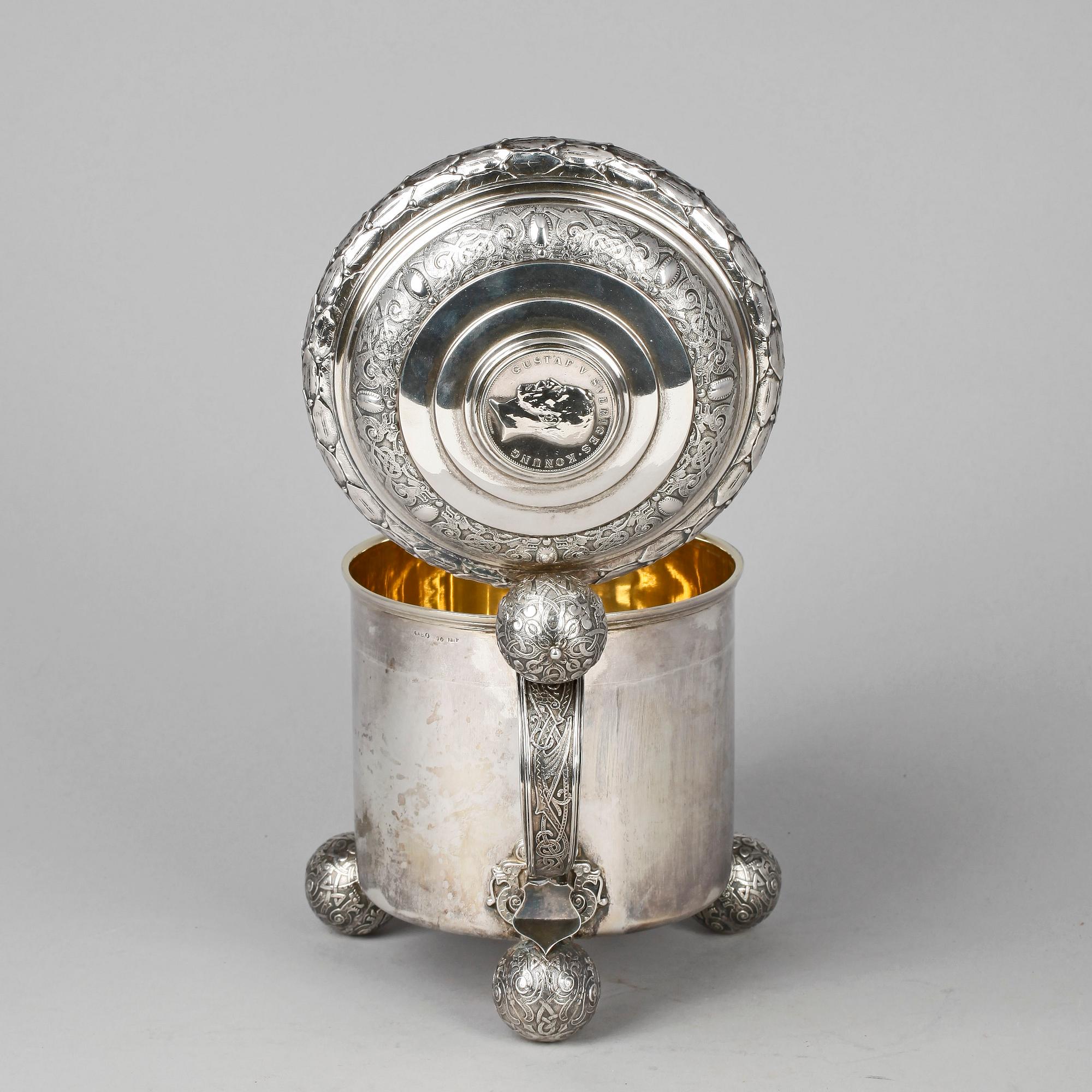 DRYCKESKANNA, silver, Guldsmeds AB i Stockholm, 1917, totalvikt ca 757g.