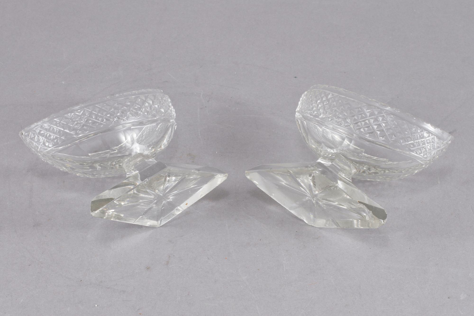SALTKAR, ett par, glas, empir, 1800-talets första hälft.