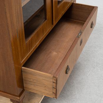 A mahogany book cabinet from around the year 1900.