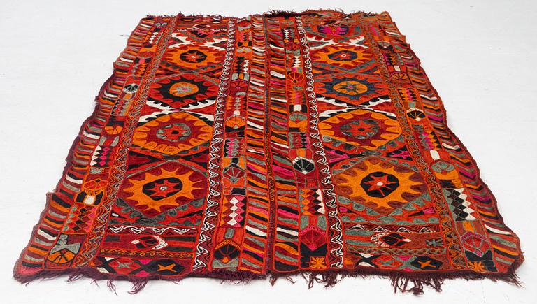Matta/vävnad, slätväv, täsknomader, ca 280 x 154 cm.