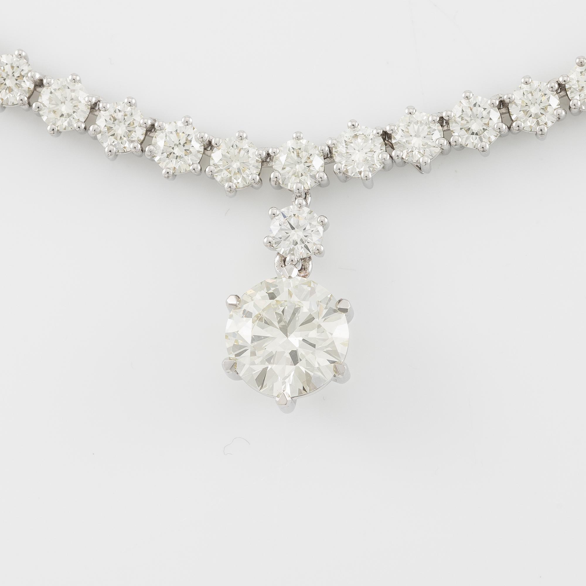 Necklace, 18K white gold with brilliant-cut diamonds.