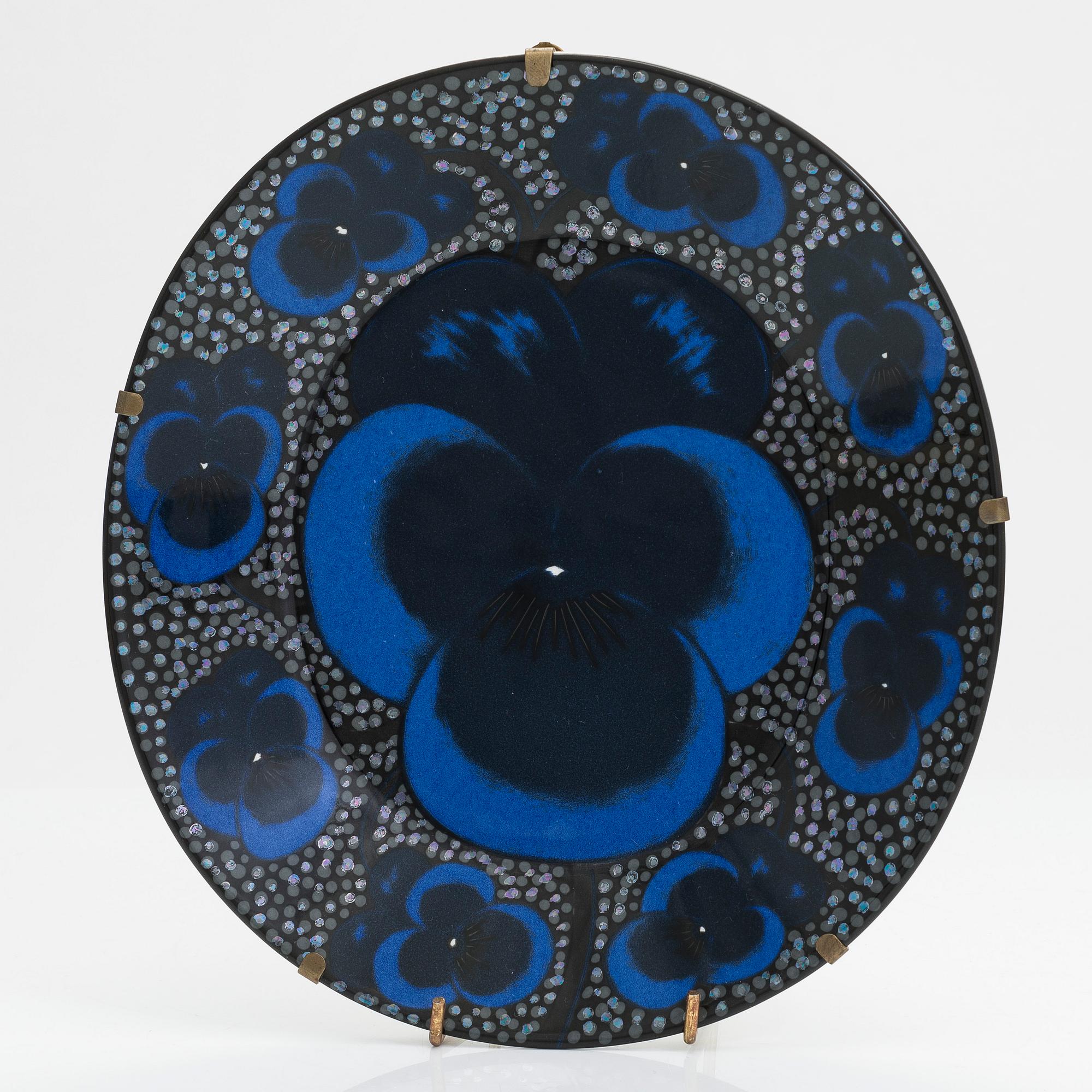 Birger Kaipiainen, A decorative porcelain dish, 'Elegance/4', numbered 172. Pro Arte, Arabia.