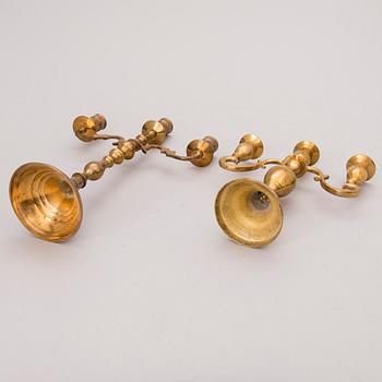 PARTI KANDELABRAR OCH LJUSSTAKAR, mässing, 1800/1900-tal.