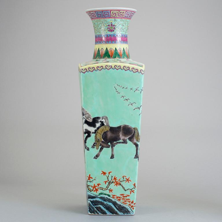 GOLVVAS, porslin, Kina, 1900-tal.