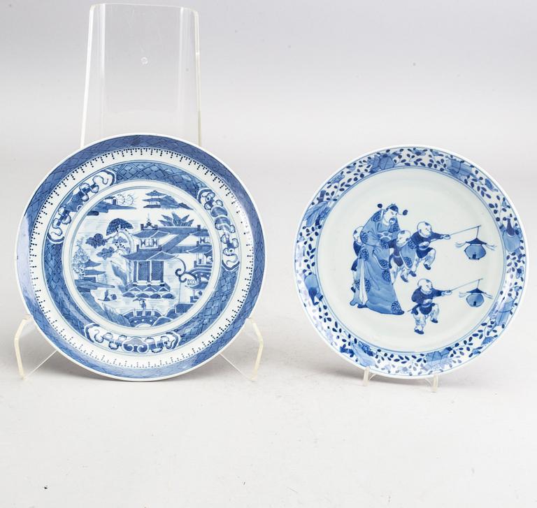 A set of five Chines 19th century porcelain plates.