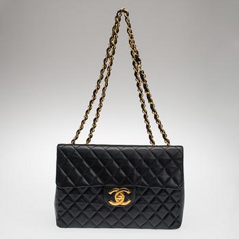 LAUKKU, "Timeless Classic Maxi Flap", Chanel.