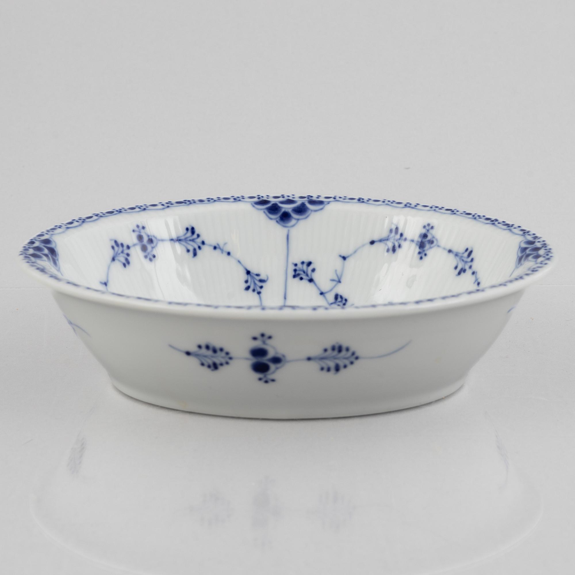 Four porcelain pieces of half lace "Musselmalet", Royal Copenhagen, Denmark, 1894-1945.
