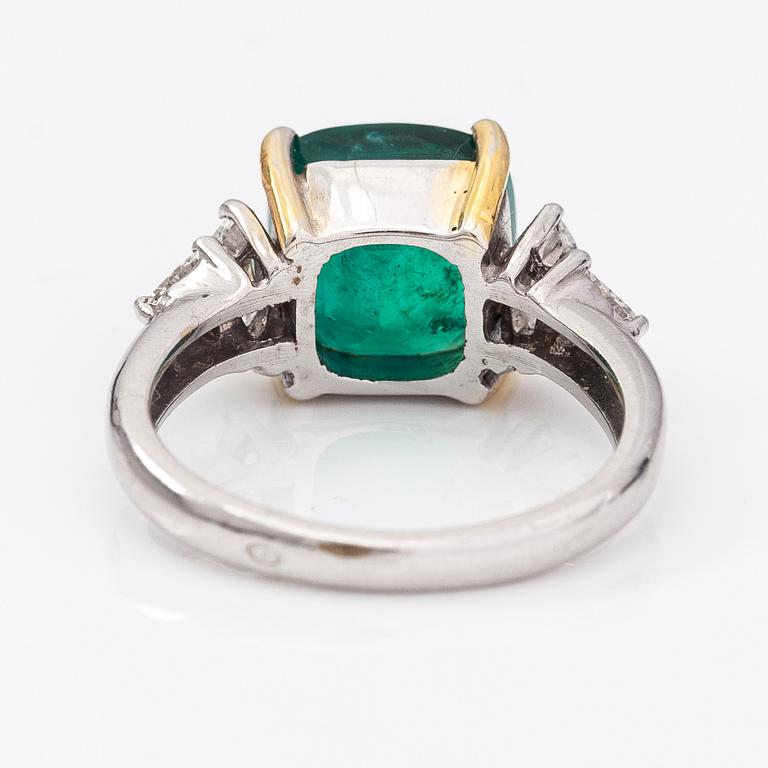 An 18K white gold ring with diamonds ca. 0.44 ct in total and an emerald ca. 5.46 ct in total. Import marked ITD, Espoo.