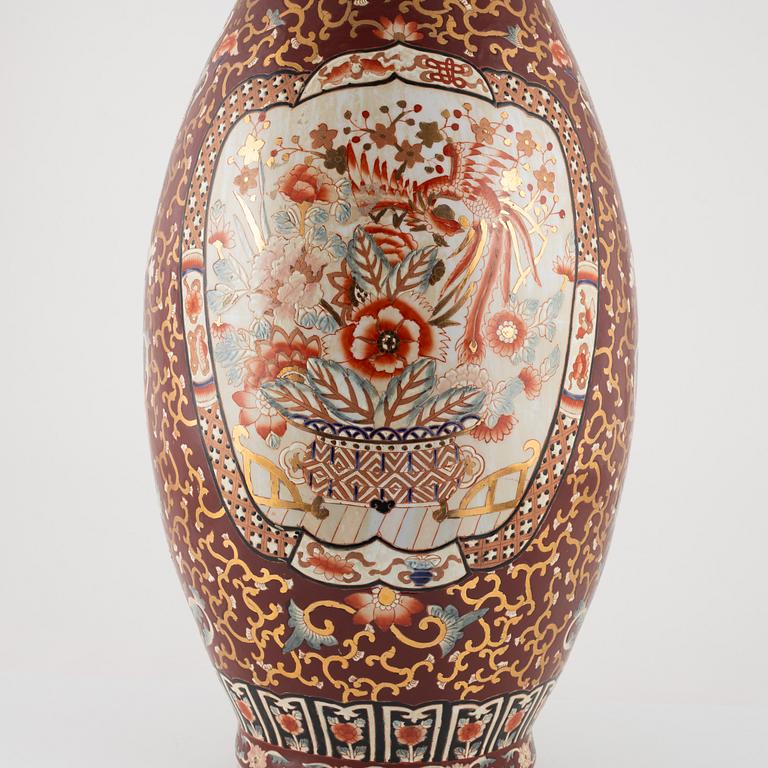 A large Japanese vase, 20th century.