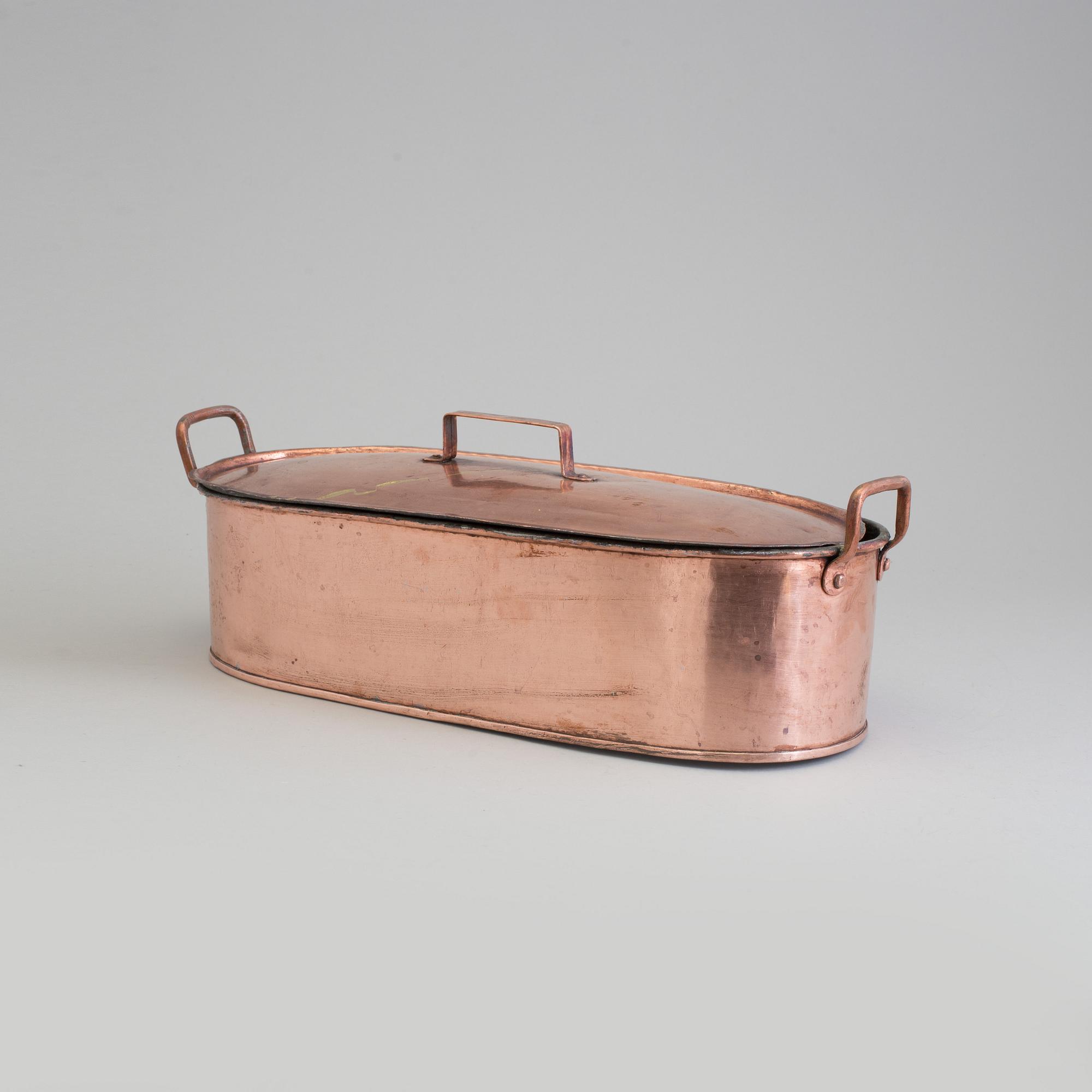 A 19TH CENTURY COPPER FISH KETTLE.