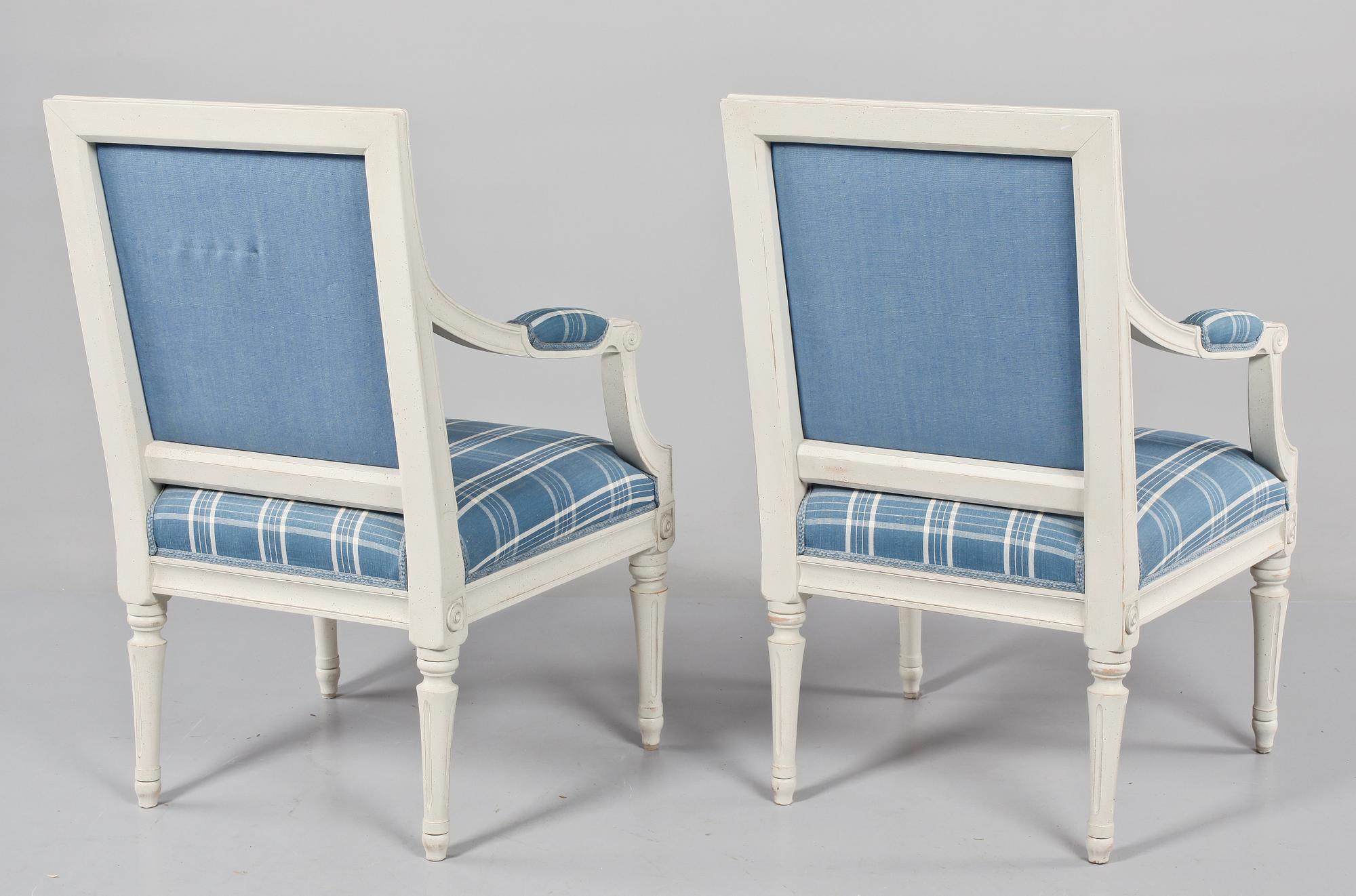 KARMSTOLAR, ett par, gustaviansk stil, 1900-talets andra hälft.