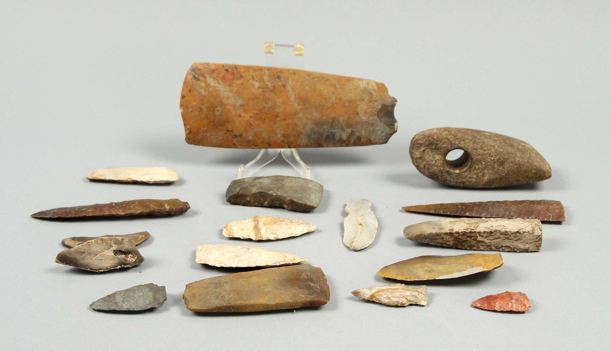 PARTI YXOR samt KNIVAR,  ca 16 st, bl a flinta, stenålder.