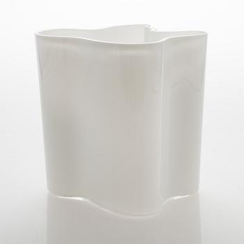 An Alvar Aalto glass vase 3031, signed Alvar Aalto, 2000's.