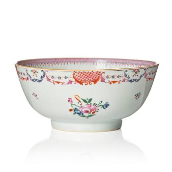 1223. A famille rose bowl, Qing dynasty, Qianlong (1736-95).