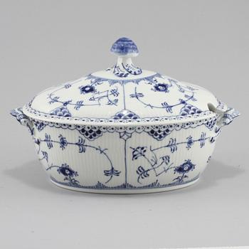 TERRIN, porslin, "Musselmalet", Royal Copenhagen, 1900-talets andra hälft.