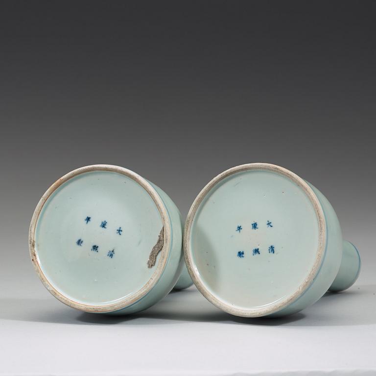 A pair of blue and white porcelain mallet form vases, Qing dynasty, 19th century.