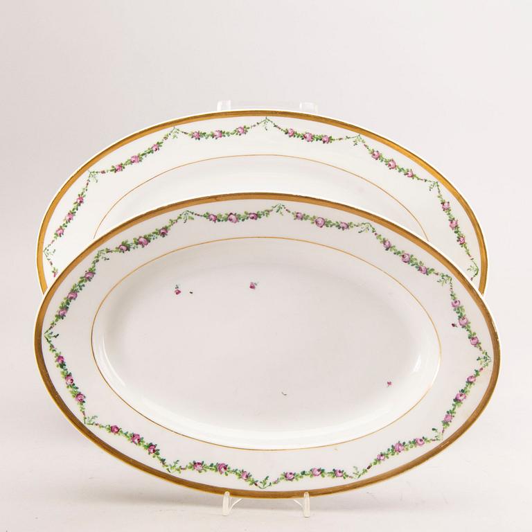 A Royal Copenhagen porcelain 55 pcs dinner service model 478 mid 1900s.